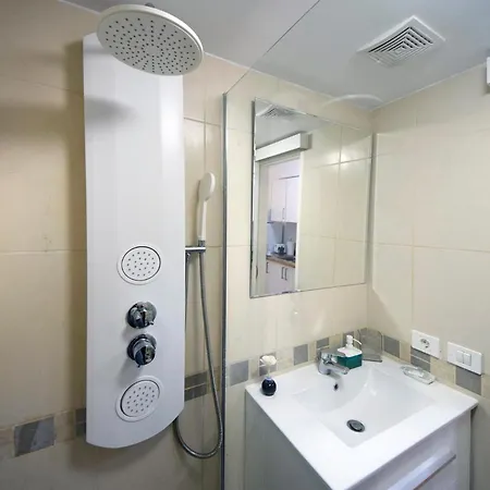 Apartment Peaceful & Bright Loft, Heated Pool, Netflix, Free Wifi & Parking, Tennis *