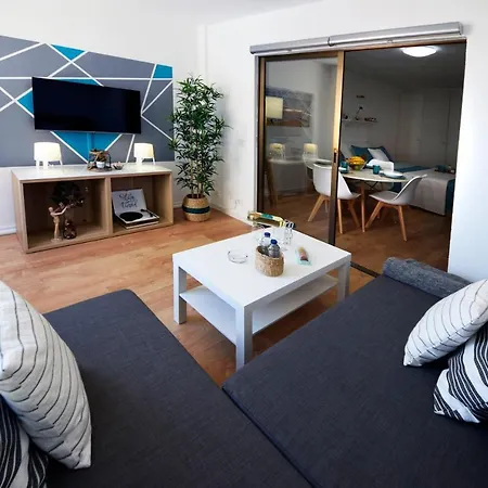 Peaceful & Bright Loft, Heated Pool, Netflix, Free Wifi & Parking, Tennis Apartment