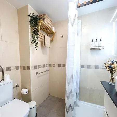 Peaceful & Bright Loft, Heated Pool, Netflix, Free Wifi & Parking, Tennis Apartmán *