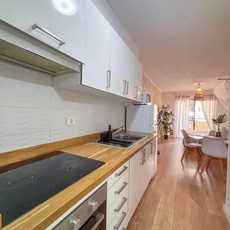 Peaceful & Bright Loft, Heated Pool, Netflix, Free Wifi & Parking, Tennis Apartmán *